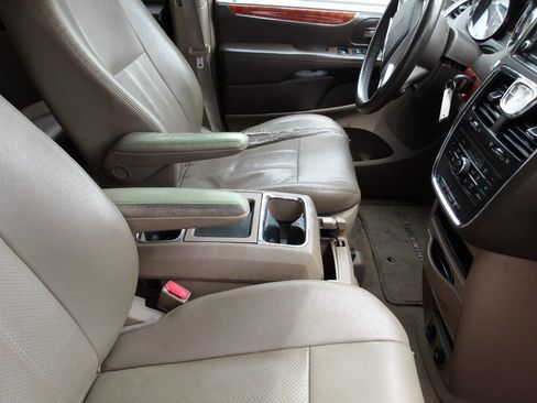 Used 2013 Chrysler Town & Country Touring-L w/ Driver Convenience Group FWD image 16