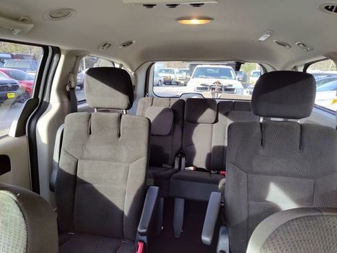 Used 2018 Dodge Grand Caravan SE w/ UConnect Hands-Free Group image 23