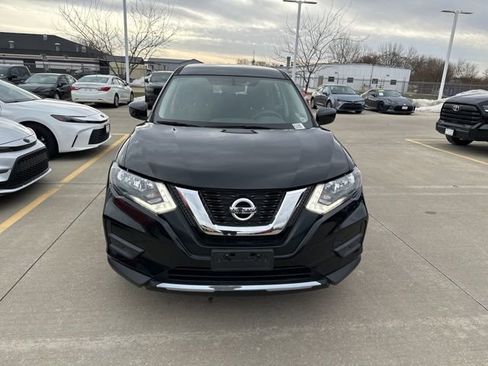 Used 2017 Nissan Rogue S image 2