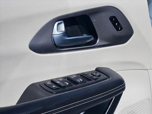Used 2023 Chrysler Pacifica Touring-L FWD image 11