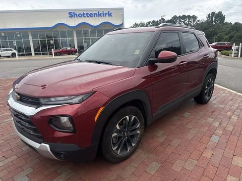 Used 2022 Chevrolet TrailBlazer LT w/ Confidence II Package FWD image 1