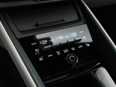 Certified 2025 Porsche Macan 4S Electric AWD/4WD image 23