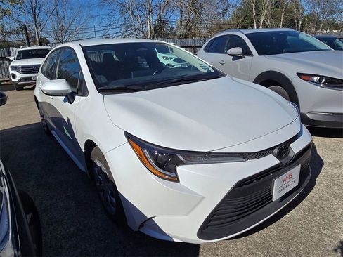 Used 2025 Toyota Corolla LE image 3