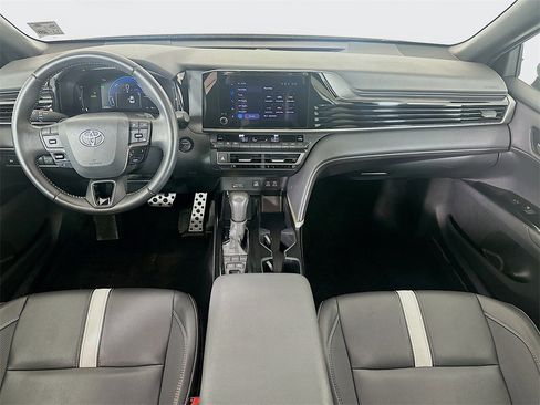 Used 2025 Toyota Camry SE image 12