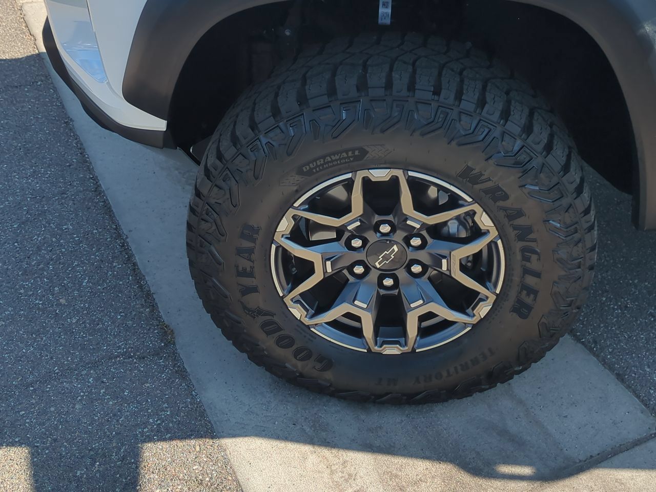 Used 2025 Chevrolet Colorado ZR2 w/ Technology Package AWD/4WD image 33
