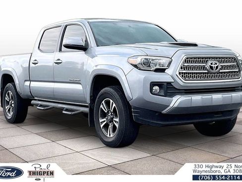 Used 2017 Toyota Tacoma TRD Sport w/ Tow Package RWD image 1