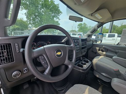 Used 2018 Chevrolet Express 3500 w/ Driver Convenience Package image 10