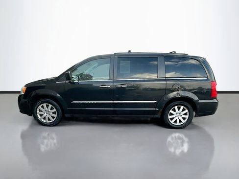 Used 2015 Chrysler Town & Country Touring w/ Driver Convenience Group image 9