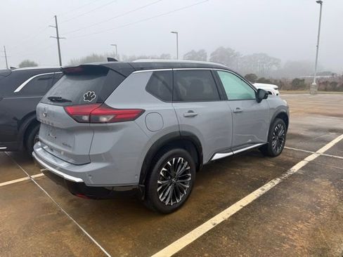 Used 2024 Nissan Rogue Platinum w/ Platinum Premium Package image 3