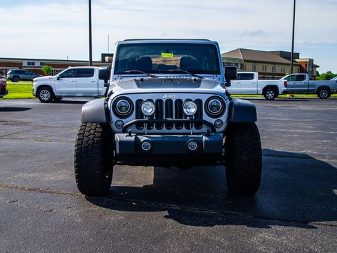 Used 2015 Jeep Wrangler Unlimited Rubicon w/ Connectivity Group AWD/4WD image 2