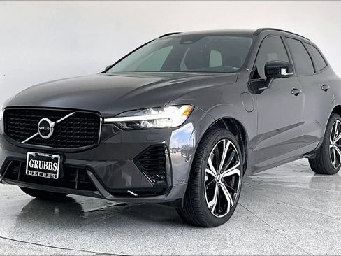 Certified 2023 Volvo XC60 T8 Ultimate w/ Climate Package AWD/4WD image 12