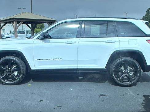 Used 2023 Jeep Grand Cherokee Limited w/ Luxury Tech Group II RWD image 6