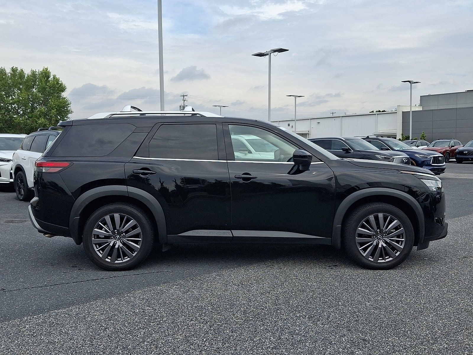 Used 2024 Nissan Pathfinder SL w/ SL Premium Package AWD/4WD image 6