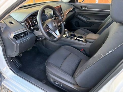 Used 2025 Nissan Altima 2.5 SV image 2
