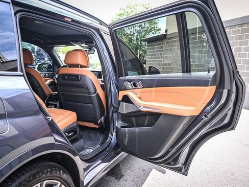 Used 2022 BMW X7 xDrive40i w/ M Sport Package AWD/4WD image 17