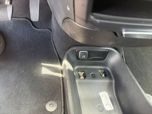 Used 2025 Chrysler Pacifica Select FWD image 34