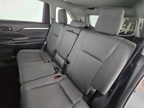 Used 2015 Toyota Highlander LE image 19