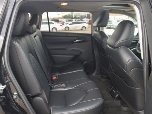Used 2023 Toyota Highlander XLE AWD/4WD image 32