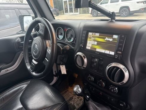 Used 2017 Jeep Wrangler Unlimited Sahara w/ Connectivity Group image 16