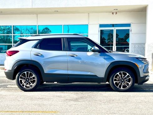 Used 2025 Chevrolet TrailBlazer LT image 3