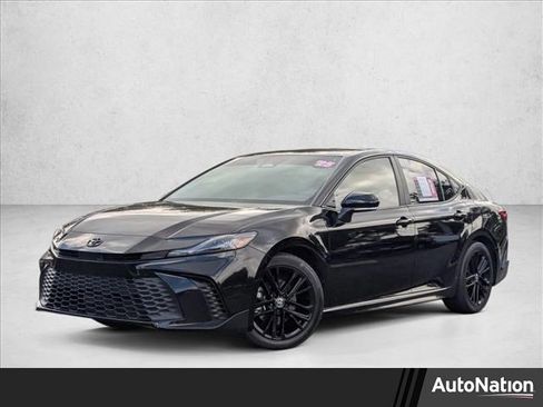 Used 2025 Toyota Camry SE FWD image 1