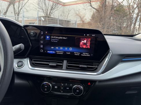 Used 2025 Chevrolet Trax LT image 18