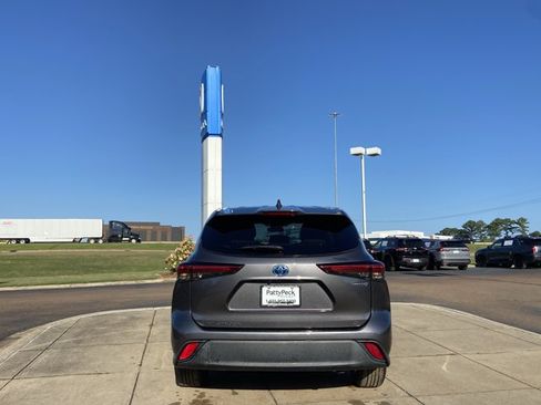 Used 2023 Toyota Highlander LE FWD image 10