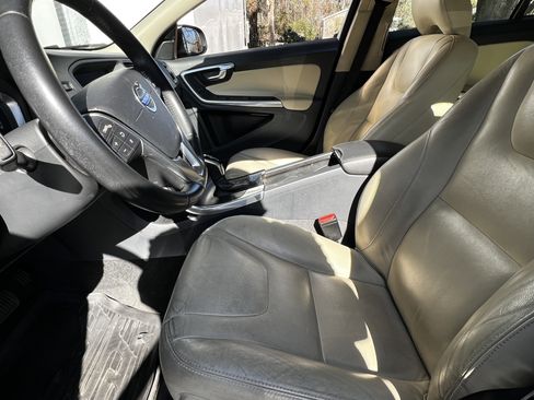 Used 2016 Volvo V60 T5 Premier w/ Convenience Package image 17