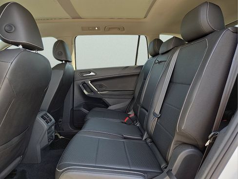 Used 2021 Volkswagen Tiguan SE w/ Panoramic Sunroof Package FWD image 11