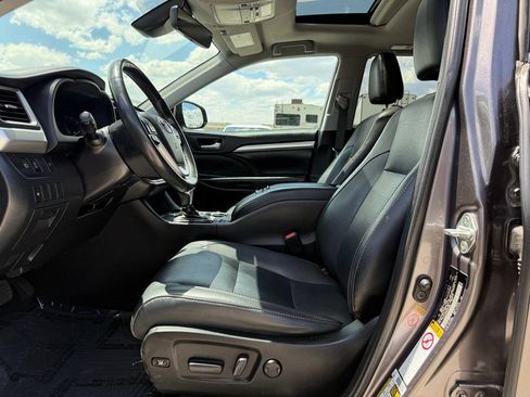 Used 2019 Toyota Highlander XLE AWD/4WD image 19