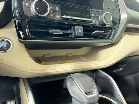 Used 2023 Toyota Highlander XLE FWD image 23
