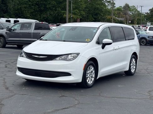 Used 2023 Chrysler Voyager LX FWD image 2