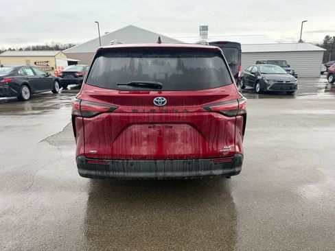 Used 2022 Toyota Sienna XLE image 7