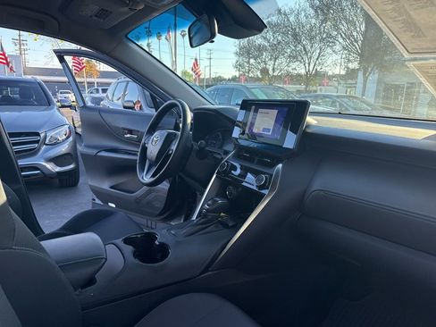 Used 2023 Toyota Venza LE image 21