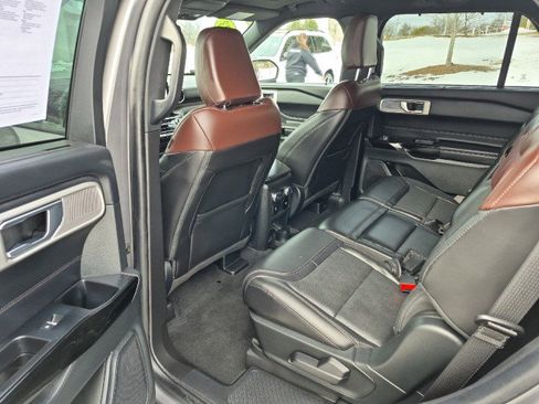 Used 2023 Ford Explorer Platinum image 32