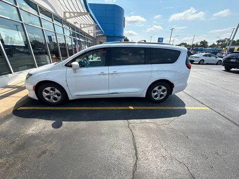 Used 2017 Chrysler Pacifica Touring-L Plus FWD image 1
