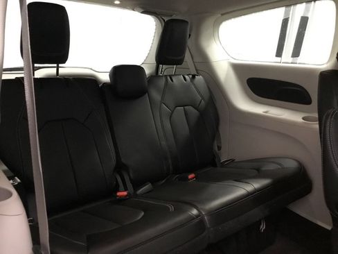 Used 2023 Chrysler Pacifica Touring-L AWD/4WD image 18