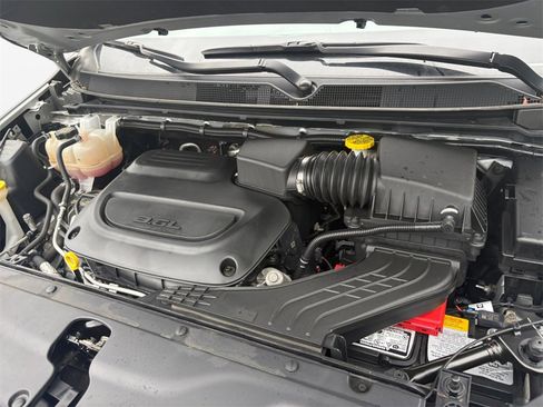 Used 2024 Chrysler Pacifica Touring-L image 23