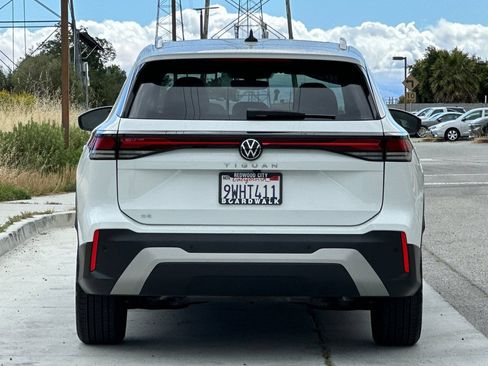 Certified 2026 Volkswagen Tiguan SE w/ Panoramic Sunroof Package FWD image 5