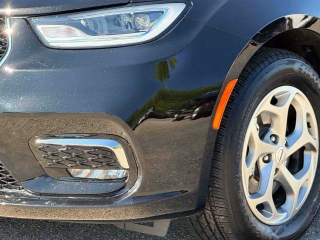 Certified 2024 Chrysler Pacifica Limited FWD image 9