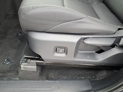 Certified 2025 Toyota Tacoma SR5 image 4