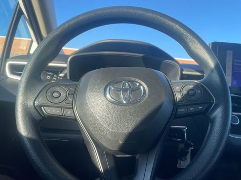 Used 2025 Toyota Corolla LE image 28