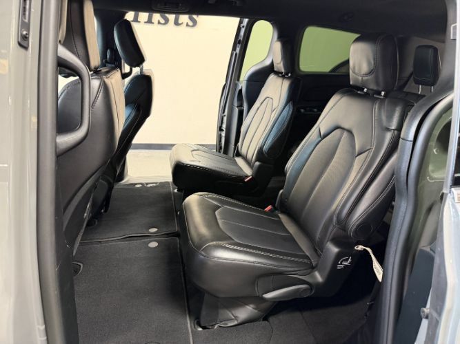 Used 2025 Chrysler Pacifica Select FWD image 23
