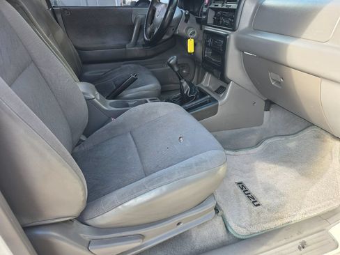 Used 2003 Isuzu Rodeo S RWD image 40