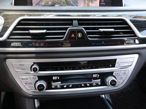 Used 2022 BMW 740i w/ M Sport Package RWD image 27