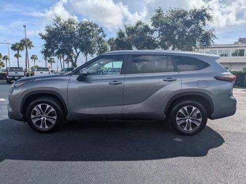 Used 2025 Toyota Highlander XLE FWD image 7