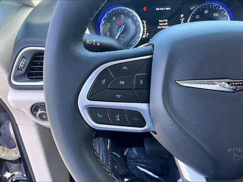 Used 2023 Chrysler Pacifica Touring-L image 10