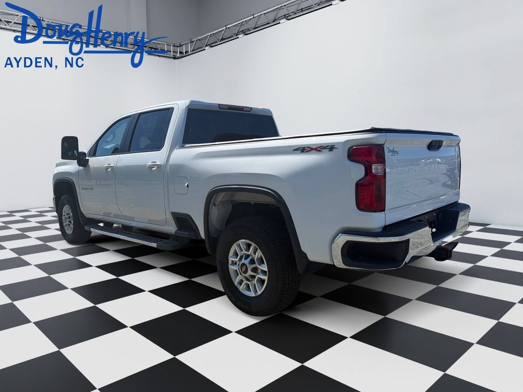 Used 2024 Chevrolet Silverado 2500 LT AWD/4WD image 3