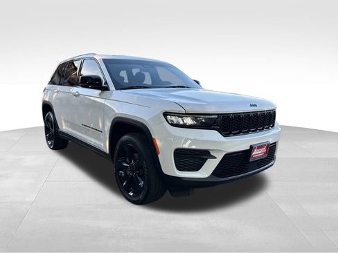 Used 2025 Jeep Grand Cherokee Altitude AWD/4WD image 7
