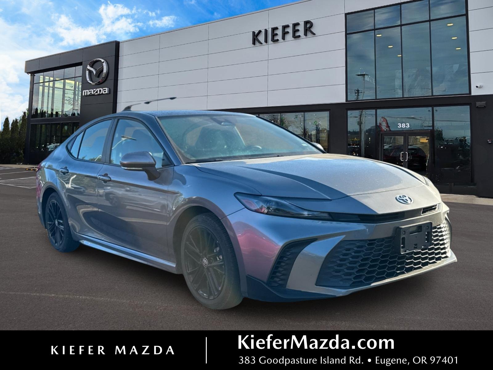 Used 2025 Toyota Camry SE FWD image 1